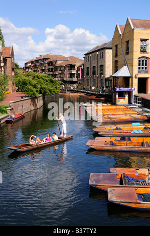 Touristen-Stechkahn fahren auf dem Fluss Cam Magdalena Bridge, Cambridge England UK Stockfoto