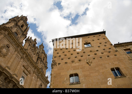 Spanien Salamanca Exterieur der Casa de Las Conchas und la Clerecia markante Gebäude in der Stadt Stockfoto