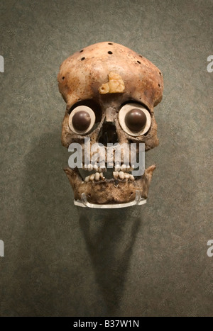 Azteken (Mexica) Kindes verziert Skull Maske in dem Nationalmuseum für Anthropologie in Mexiko-Stadt. Stockfoto