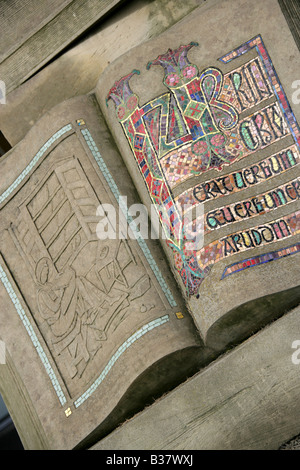 City of Sunderland, England. Die Wege des Wissens buchen Skulptur von Colin Wilbourn und Karl Fishe. Stockfoto