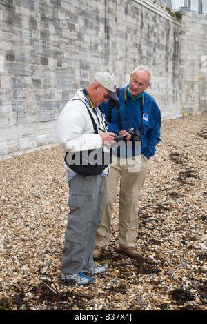 Beiden mittleren Alters männlichen Fotografen am Strand von Portsmouth. Stockfoto