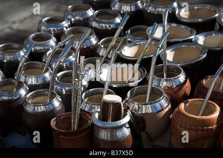 Mate-Kürbisse auf den Verkauf zu einem Straßenmarkt in der Plaza De La Constitución in Montevideo, Uruguay. Stockfoto