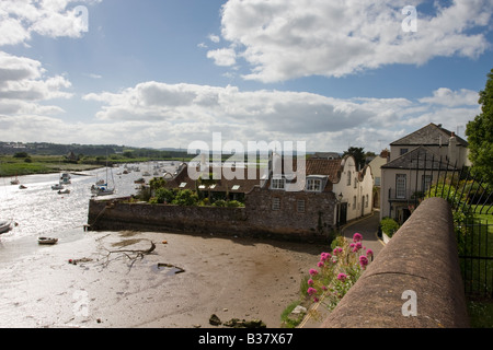 Ein Blick auf Häuser auf Ferry Road und der Fluss Exe Topsham von der Spitze der Stadtmauer Stockfoto