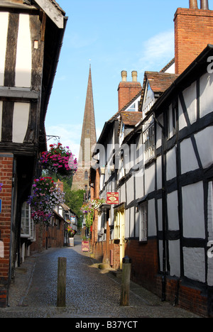 Schmale Gasse und Pfarrkirche der St.Michaels, Church Lane, Ledbury, Herefordshire, England, Vereinigtes Königreich Stockfoto