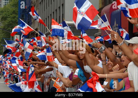 Tausende von Dominikanische Amerikaner und Unterstützern feiern bei der jährlichen Dominikanischen Independence Day Parade in New York City Stockfoto