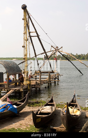 Kanus stehen vor den chinesischen Fischernetzen von Fort Kochi (Cochin) in Kerala, Indien. Stockfoto