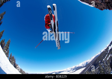 Skifahrer, die einen Sprung von Overhead Rock Modell freigeben 507 Stockfoto