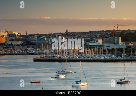 Morgenlicht über Sutton Marina Barbican und Plymouth Stadtzentrum Devon UK Stockfoto