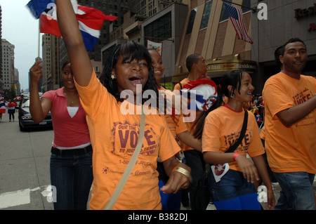 Wähler Befürworter marschieren die jährliche Dominikanische Independence Day Parade in New York City auf der Sixth Avenue am 10. August 2008 Stockfoto