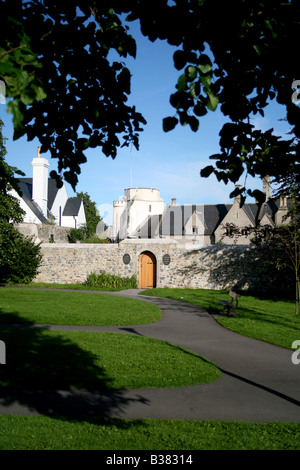 Physic Garden mit restaurierten Cowbridge Kirchturm im Hintergrund Stockfoto