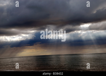 Sonnenlicht durchströmen Gewitterwolken über der französischen Küste im Sommer, Normandie, Frankreich Stockfoto