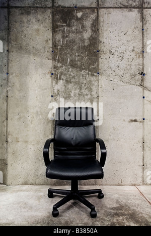 Detail von einem einsamen Leder Bürostuhl Stockfoto