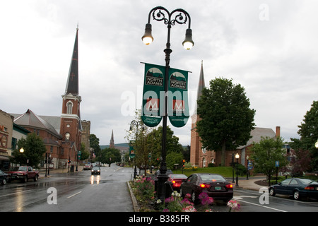 North Adams ist die Heimat der Mass MoCA und viele Kirchtürme an einem regnerischen Tag Stockfoto