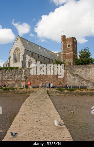 Vögel auf der Festplatte bei Topsham mit der Kirche und die Stadtmauern und die Besucher im Hintergrund Stockfoto