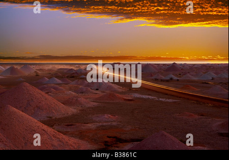 Scheinwerfer, die Fahrt durch Szene Outback Panorama von Opalminen bei Sonnenuntergang, Coober Pedy South Australia Stockfoto