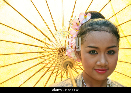 Eine Thai-Frau hält mitten auf der Straße während einer Songkran (Thai Neujahr)-Parade in der nordthailändischen Stadt Chiang Mai. Stockfoto