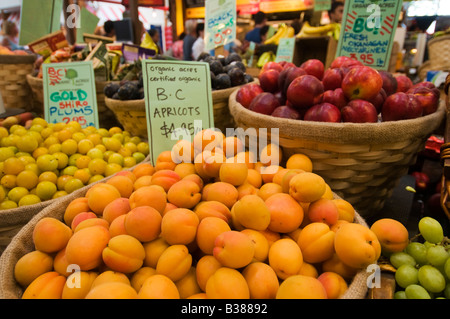 "Bio Obst der Saison in Granville Island Public Market Vancouver British Columbia Kanada" Stockfoto