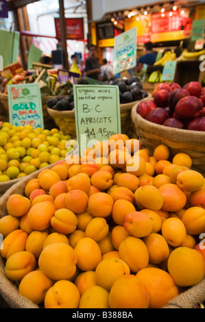 "Bio Obst der Saison in Granville Island Public Market Vancouver British Columbia Kanada" Stockfoto