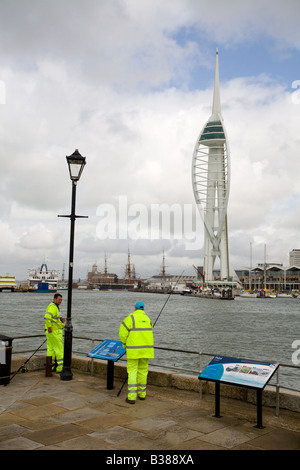 Zwei Männer Angeln in Gunwharf Quays, Portsmouth Harbour mit dem Hintergrund der Spinnaker Tower. Stockfoto
