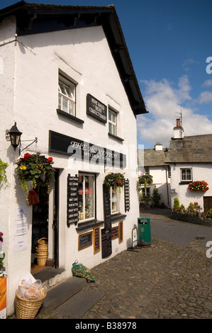 Lokales Geschäft im Sommer Hawkshead Village The Lake District Cumbria England Großbritannien GB Großbritannien Stockfoto