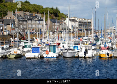 Yachten im Hafen bei Binic ein beliebtes touristisches resort im nördlichen Brittany France Stockfoto