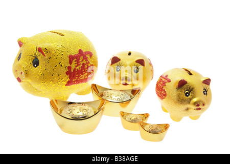 Goldene Sparschweine und Gold-Nuggets Stockfoto