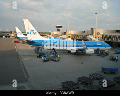 KLM-Boeing 737-800 Flugzeuge an Toren am Flughafen Schiphol Amsterdam Niederlande Stockfoto