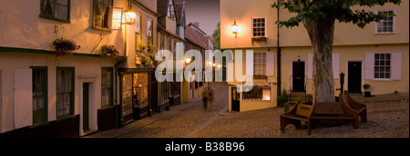 Panoramablick über Elm Hill in der Abenddämmerung in der historischen Altstadt von Norwich, Norfolk Stockfoto