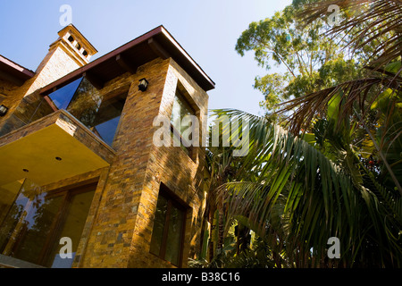 Außen von einem spanischen Stil Luxus Haus mit Stuck Wände ein rotes