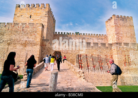 Touristen besuchen das Schloss St. Georg in Lissabon Stockfoto