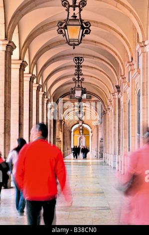 Menschen zu Fuß unter der Archadis Terreiro Paco in Lissabon Stockfoto