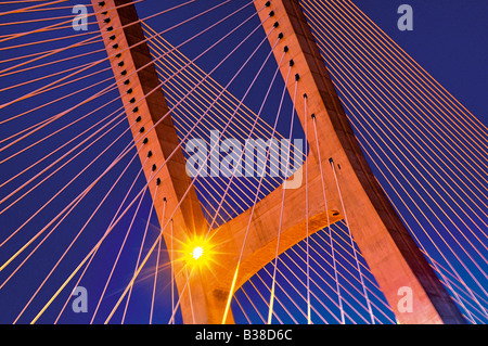 Detail der Vasco da Gama Bridge bei Nacht Stockfoto