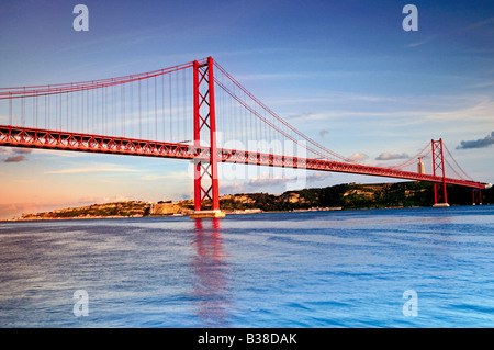 Abends an der Brücke 25 de Abril über Fluss Tejo in Lissabon Stockfoto