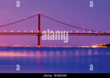 Dämmerung an der Brücke 25 de Abril über Fluss Tejo in Lissabon Stockfoto