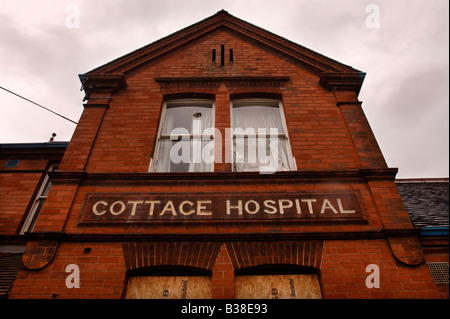 JETZT GESCHLOSSEN BILOVEC COTTAGE HOSPITAL WORCESTERSHIRE JULI 2007 UK Stockfoto