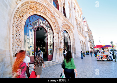 Passanten vor dem historischen Zug Bahnhof Rossio in Lissabon Stockfoto