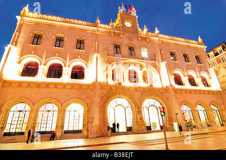 Lissabons historische Zug Bahnhof Rossio bei Nacht Stockfoto