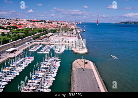 Blick vom Denkmal der Entdeckungen zum Fluss Tejo und Pier in Lissabon Stockfoto