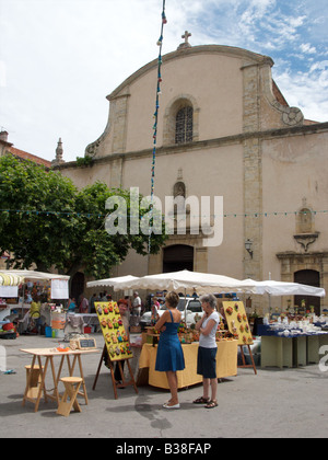 Shopper am Marktplatz vor der Kirche im Dorf Fayence, Var, Frankreich Stockfoto