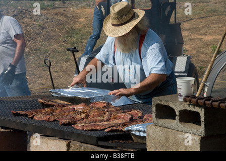 Mann Kochen Rippen Stockfoto