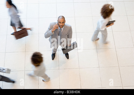 Afrikanische Unternehmer sprechen auf Handy Stockfoto
