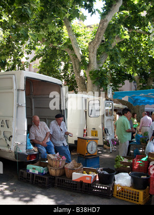 Zwei Männer entspannend am Marktstand in das Dorf Fayence, Var, Frankreich Stockfoto