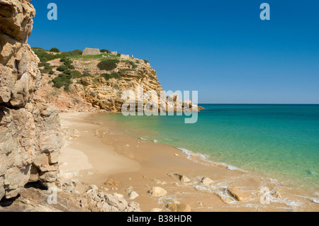 Portugal an der westlichen Algarve, Praia da Figueira zwischen Salema und Sagres mit Ruinen eines Forts auf der Klippe Stockfoto