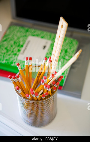 Volle Bleistift Container auf Schreibtisch Stockfoto