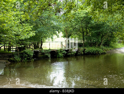 Winster Ford, Cumbria, England, wo Autofahrer die Winster Fluss überqueren können. Gibt es eine steinerne Brücke für Fußgänger Stockfoto