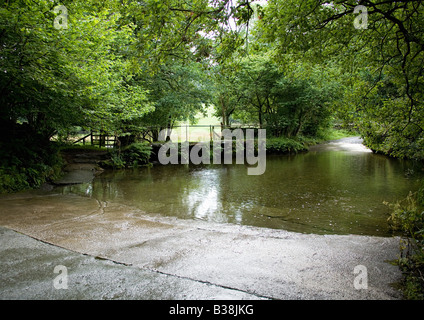 Winster Ford, Cumbria, England, wo Autofahrer die Winster Fluss überqueren können. Gibt es eine steinerne Brücke für Fußgänger Stockfoto