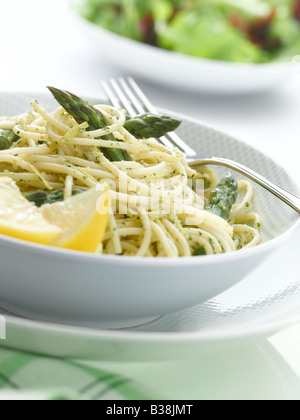 Pesto-Nudeln mit Spargel Stockfoto