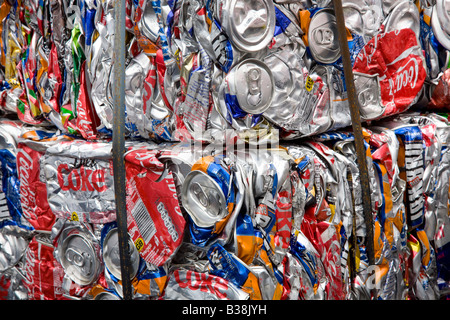 Tabakballen recycelt Bier & Alkoholfreie Getränke zerquetscht Aluminium Abfallbehälter, Metall, Müll, leere Container, Recycling in Blairgowrie nach Resource Center. Großbritannien Stockfoto