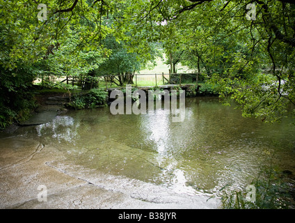 Winster Ford, Cumbria, England, wo Autofahrer die Winster Fluss überqueren können. Gibt es eine steinerne Brücke für Fußgänger Stockfoto