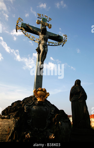 Aug 2008 - Statuen des Heiligen Kreuzes und Golgatha Karlsbrücke Prag Tschechische Republik Stockfoto